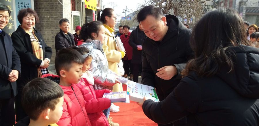 “纪念中华人民共和国成立七十周年――华阴市首届少年儿童书画展"今天在文化馆隆重开幕!